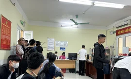 Người dân phải xếp hàng chờ đăng ký xe máy 