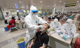 Xét nghiệm diện rộng giúp truy F0. Ảnh: Long Phạm 