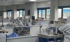 Điều trị bệnh nhân tại BV Điều trị người bệnh COVID-19. Ảnh: Thái Hà 