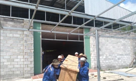 Lực lượng chức năng thành phố Nha Trang khuân đồ đạc ra khỏi nhà hàng Cao Hùng. Ảnh: L.H