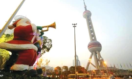 Trang trí nhân lễ Giáng sinh ở gần Tháp truyền hình Thượng Hải