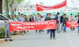 Cư dân mua nhà ở một dự án được trao giải về bất động sản căng khẩu hiệu phản đối chủ đầu tư. Ảnh: N.M