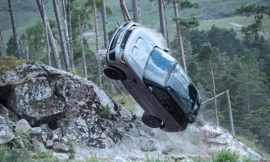 Cảnh trong phim Không phải lúc chết (No Time to Die) hiện đang ăn khách ở nước ngoài nhưng vẫn chưa được chiếu tại Việt Nam 