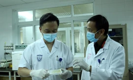 Xem xét mẫu xét nghiệm sinh kháng thể của các tình nguyện viên tiêm thử nghiệm vắc-xin Nano Covax. Ảnh: VGP 