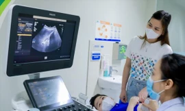 Bác sĩ khám hậu COVID-19 tại BV Nhi Trung ương