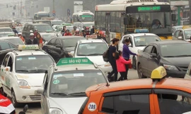 Dịch diễn biến kéo dài, giá xăng dầu tăng cao dẫn đến khó khăn cho tài xế hoạt động taxi 