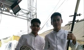 Kim Đạt (bên phải) với nhạc cụ truyền thống 