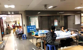 Bên giường bệnh nhân K giữa mùa cách ly 