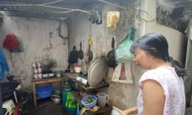 Người nghèo chật vật trong cơn “bão” giá khi nhiều hàng hóa tăng theo giá xăng dầu. Ảnh: Việt Linh