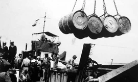 Đoàn 125 xếp hàng lên tàu không số để vận chuyển, chi viện cho chiến trường miền Nam. Ảnh: T.L 