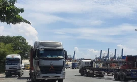 Các doanh nghiệp vận tải cắt giảm các chuyến hàng xa để giảm lỗ. Ảnh: Ngô Bình 