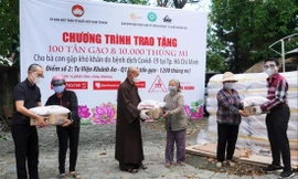 Các vị sư trao tặng gạo và mì cho bà con nghèo tại TPHCM. Ảnh: Tư liệu của Hội Phật giáo TPHCM