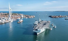 Tàu sân bay HMS Queen Elizabeth trị giá 3 tỷ bảng trên vùng cảng Portsmouth. Ảnh: SWNS