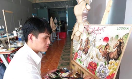 Chàng trai Êđê vẽ tranh trên nền xơ mướp 
