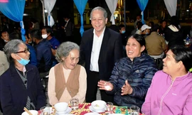 Ông Phan Ngọc Thọ trong một lần dự bữa cơm tất niên đầu tiên với dân Thượng thành di cư về nơi ở mới tại Hương Sơ, TP Huế