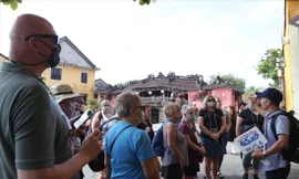 Đoàn khách quốc tế tham quan phố cổ Hội An. Ảnh Hoài Văn