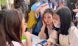 Đông đảo thí sinh tham gia ngày hội tư vấn tuyển sinh ngày 11/4. Ảnh: Nghiêm Huê