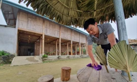 Các chủ homestay ở Vân Hồ (Sơn La) đang dọn dẹp phòng ốc chuẩn bị đón khách. Ảnh: Đức Anh