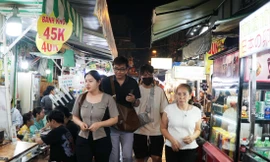 Phố ẩm thực ở TPHCM: Người bán nhiều hơn người ăn