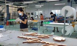 Công nhân sản xuất tại một nhà máy "3 tại chỗ" trong KCN Amata ở Đồng Nai. Ảnh: Mạnh Thắng