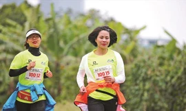 Phó Tổng cục trưởng Tổng cục TDTT Lê Thị Hoàng Yến (bên phải) trong màu áo Tiền Phong Marathon 