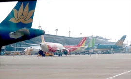 Các doanh nghiệp vận tải, trong đó có hàng không, đường sắt đang cạn dòng tiền để duy trì hoạt động sản xuất, kinh doanh. Ảnh: Phạm Thanh 