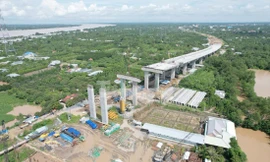 Thi công cầu Mỹ Thuận 2, thuộc cao tốc Bắc - Nam giai đoạn 1. Ảnh: Nhật Huy