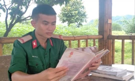 Binh nhất Nguyễn Ngô Hoàn miệt mài ôn tập kiến thức sau khi xong nhiệm vụ 