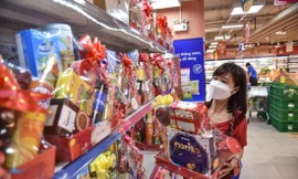 Hàng Tết phong phú chờ khách mua