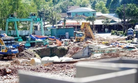 Đường cao tốc qua Huế vẫn ngổn ngang thi công 