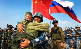 Binh sĩ Nga và Trung Quốc trong một cuộc tập trận. Ảnh: Xinhua