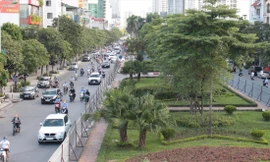 Dải phân cách phố Liễu Giai dựng rào, chuẩn bị xén 1 phần để mở rộng đường. Ảnh: T.Đảng 