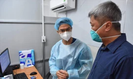 Thứ trưởng Bộ Y tế Nguyễn Trường Sơn kiểm tra phòng dịch tại Đồng Nai. Ảnh: Khôi Nguyễn 