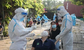 Hàng ngàn công nhân đã được lấy mẫu xét nghiệm sau khi phát hiện các ca mắc COVID-19 trong KCN An Đồn, Đà Nẵng. Ảnh:T.T 