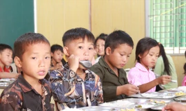 Chậm nguồn gạo hỗ trợ: Trường học phải mua nợ giá cao, vay ăn từng ngày