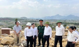 Ông Nguyễn Văn Quảng, Bí thư Thành ủy Đà Nẵng, và lãnh đạo thành phố kiểm tra sạt lở ở nghĩa trang Hòa Sơn. Ảnh: Nguyễn Thành