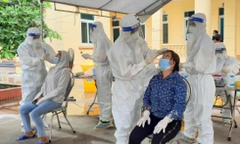 Học viên Học viện Quân y lấy mẫu xét nghiệm COVID-19 cho người dân Bắc Giang 