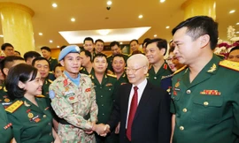 Tổng Bí thư Nguyễn Phú Trọng trò chuyện với Đại úy Ngô Xuân Tùng và các đại biểu ưu tú dự Đại hội Đoàn toàn quân lần thứ X. ẢNH: TTXVN