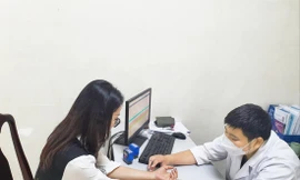 Bác sĩ Nguyễn Tiến Dũng đang khám cho một bệnh nhân bị liệt mặt 