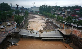 Mưa lũ làm trôi cầu, sạt đường ở Trịnh Châu 