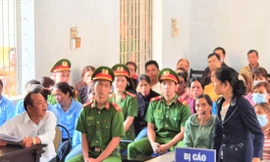 Một bị cáo phải nhờ người phiên dịch tiếng Êđê - Tiếng Việt