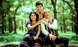 Anh Tưih cùng cha mẹ trong bộ ảnh cưới 