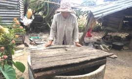 Bà Quế đậy nắp giếng vì không còn nước 