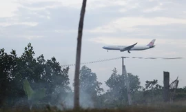 Khói nghi ngút trời từ những đống rơm rạ gây ô nhiễm và khiến máy bay bị khuất tầm nhìn, uy hiếp an toàn 