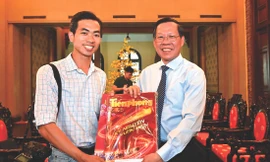 Hạnh phúc người viết báo - tặng báo