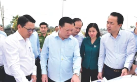 Bí thư Thành ủy Hà Nội Đinh Tiến Dũng (đứng giữa, hàng đầu) cùng Bí thư Quận ủy Vũ Hà (đứng bên trái), Chủ tịch UBND quận Bắc Từ Liêm Lưu Ngọc Hà (đứng bên phải) và đoàn công tác của Thành ủy Hà Nội khảo sát thực tế các dự án trọng điểm trên địa bàn quận