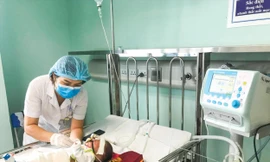 Bác sĩ thăm khám cho trẻ tại BV nhi Trung ương 