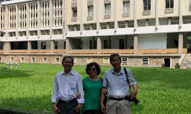 Bên hông Dinh Thống Nhất, 28/4/2021: Tác giả bài báo và nhân vật của mình - Bùi Trọng Nghĩa (bìa trái), Chu Chí Thành (bìa phải). Ảnh: QUANG VINH 