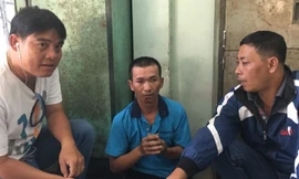 Thu (ngồi giữa) tại trụ sở cảnh sát 