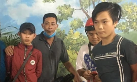 Long và Thân (ngoài cùng) lúc bị bắt